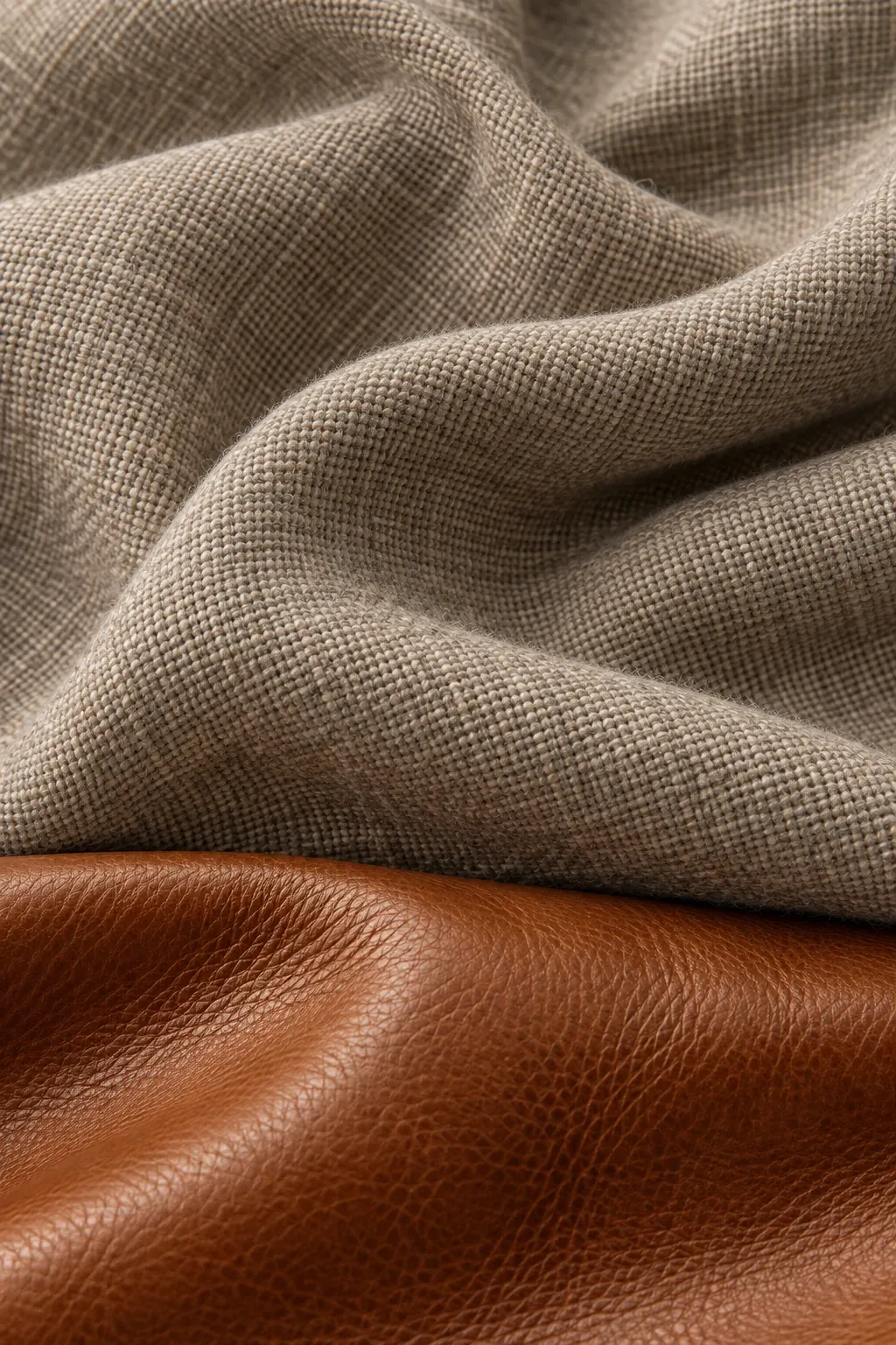 Tissu taupe majoritaire et pli de cuir cognac