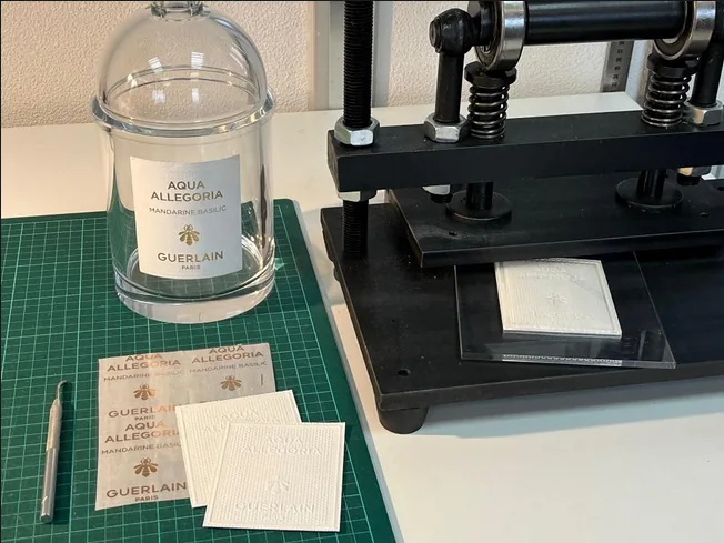 Carton & Papier — La découpe laser permet de réaliser des formes d’une grande finesse, en utilisant des matières plastiques arge