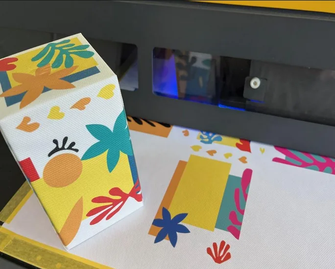 Carton & Papier — L’ajout de nacre ou de paillettes avant la pose d’un vernis sélectif est tout à fait possible et sublime le dé