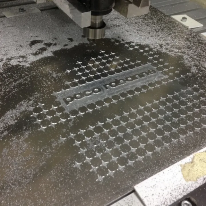 Métal & Alliage — Les coffrets sont fabriqués à partir de plaques d’aluminium ou de laiton, gravées et découpées grâce à notre c