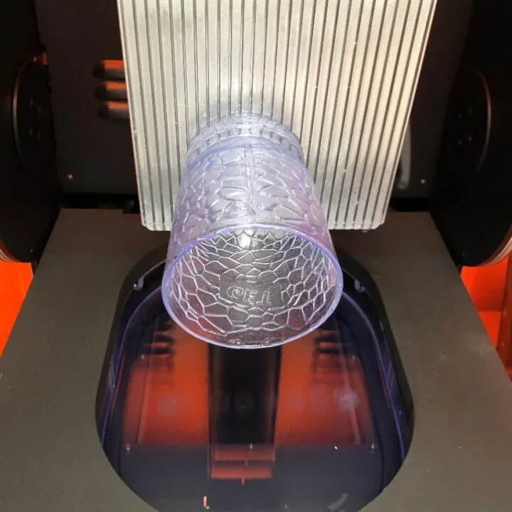 Plexi & Résine — L’impression 3D en résine permet de produire rapidement des pièces complexes tout en restant économique.