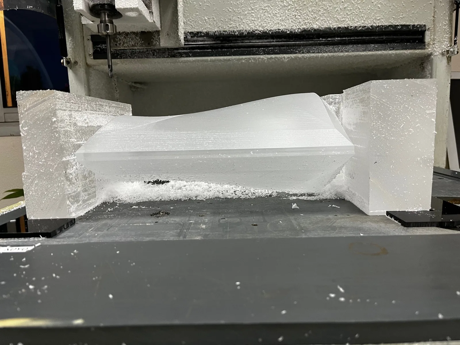 Bloc de plexiglas en cours d’usinage — réalisation Maq’Exe