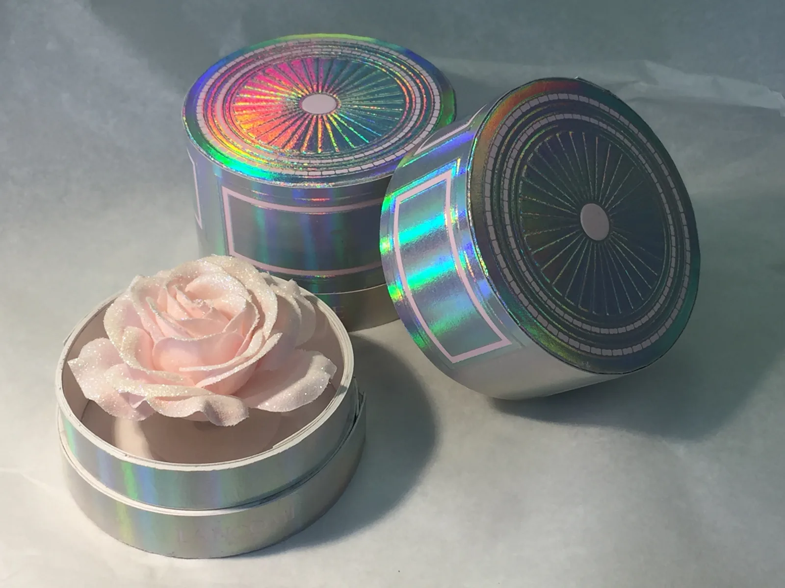 Boîtiers holographiques et rose — réalisation Maq’Exe