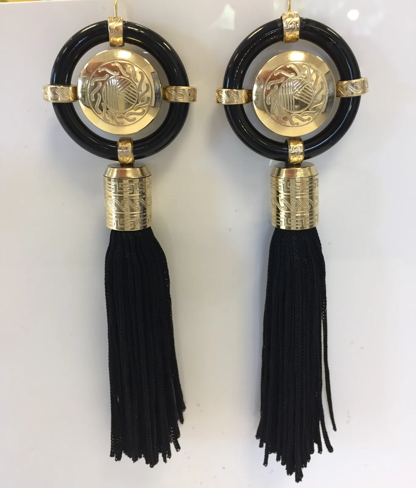 Boucles d’oreilles à pompon — réalisation Maq’Exe