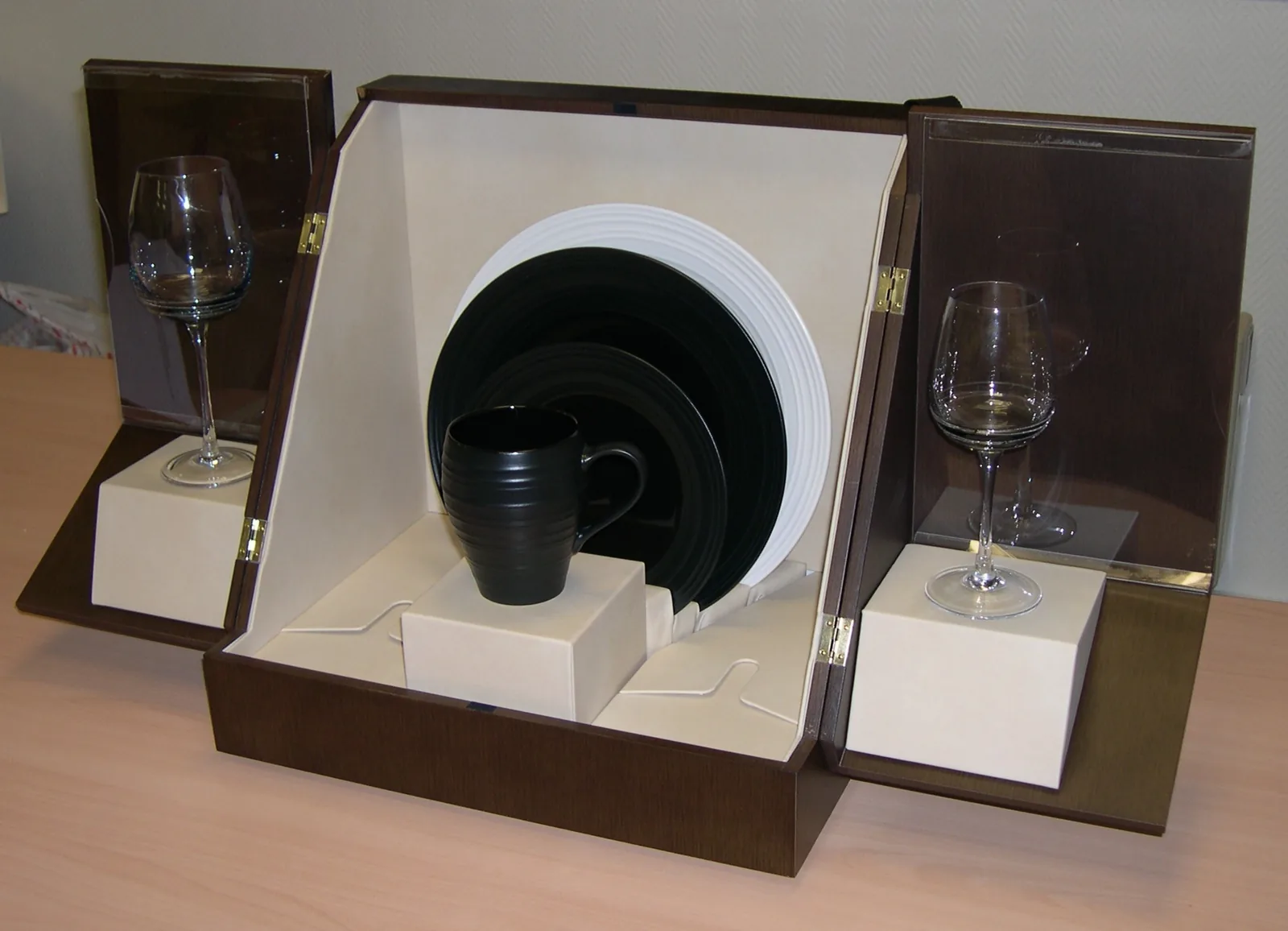 Coffret de dégustation, verres et calages — réalisation Maq’Exe