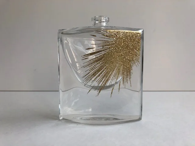 Flacon brodé de paillettes — réalisation Maq’Exe