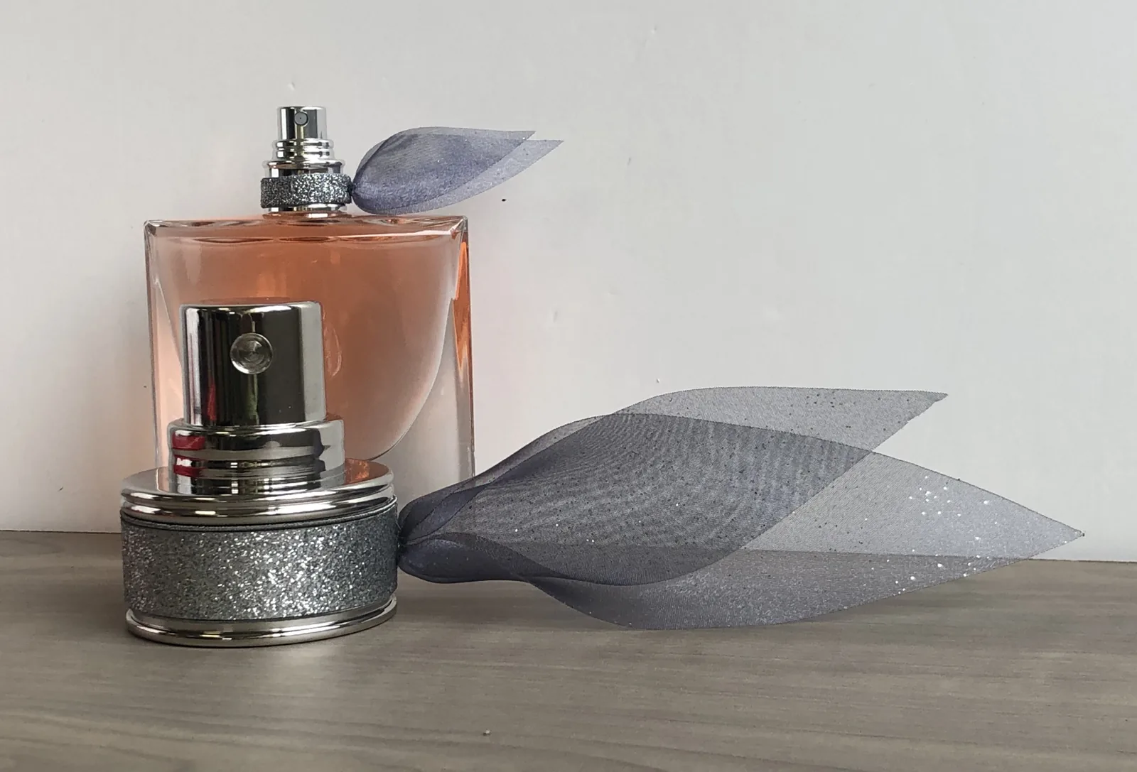 Flacon et nœud de tulle — réalisation Maq’Exe