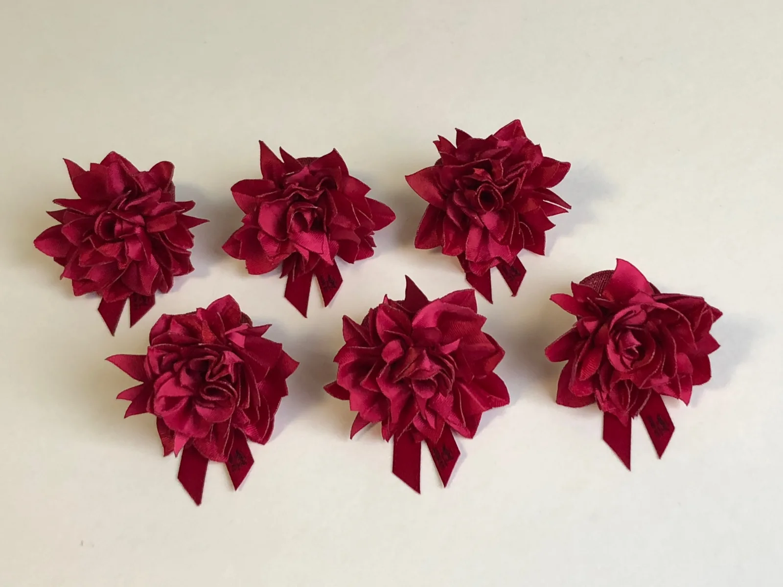 Fleurs en tissu rouge — réalisation Maq’Exe