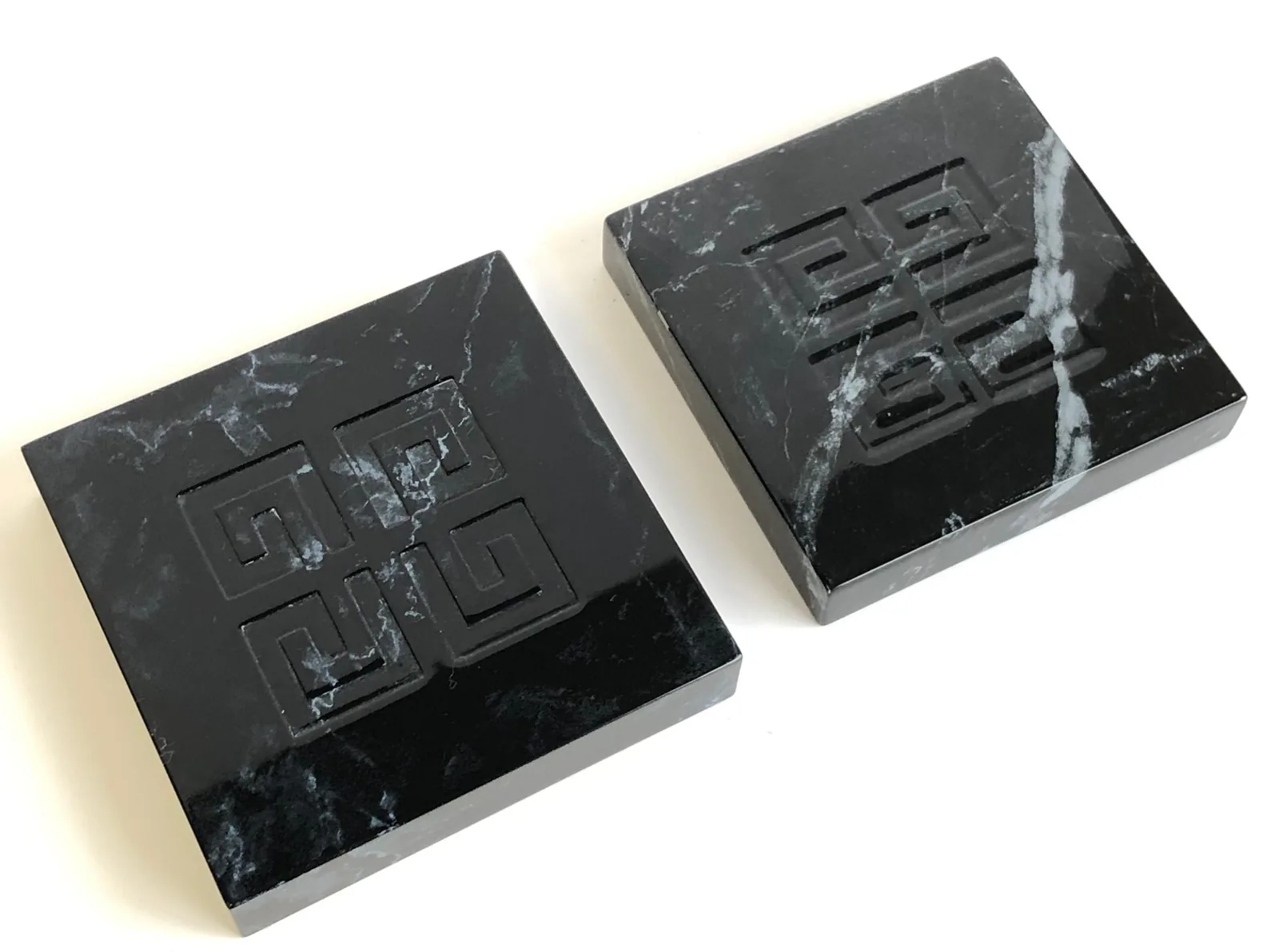Givenchy · Plaques en marbre gravées — réalisation Maq’Exe