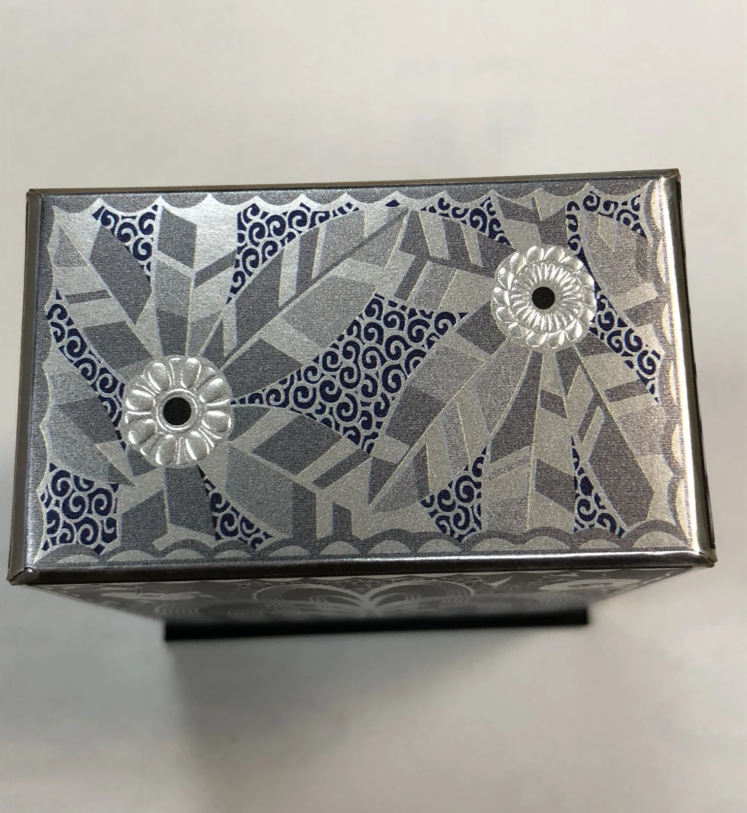 Guerlain · Coffret argent gaufré — réalisation Maq’Exe