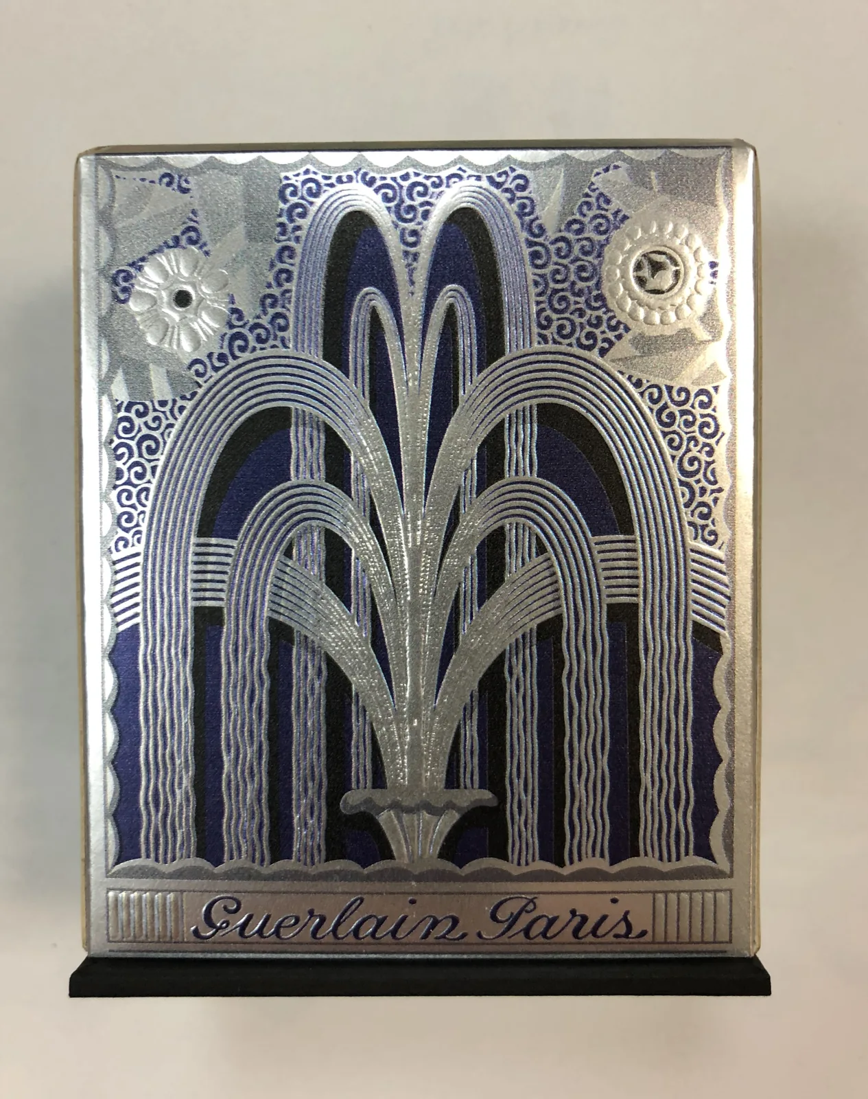 Guerlain · Étui argent, décor fontaine — réalisation Maq’Exe