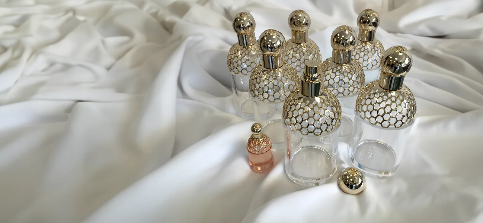 Guerlain · Flacons sur drapé — réalisation Maq’Exe