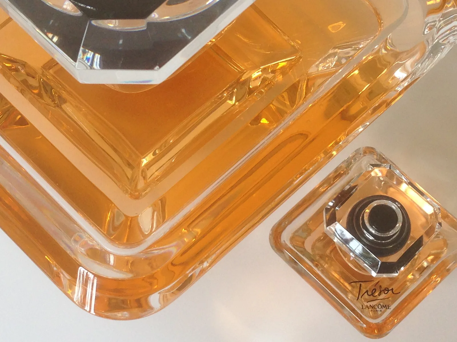 Lancôme · Trésor, flacons en plexi — réalisation Maq’Exe