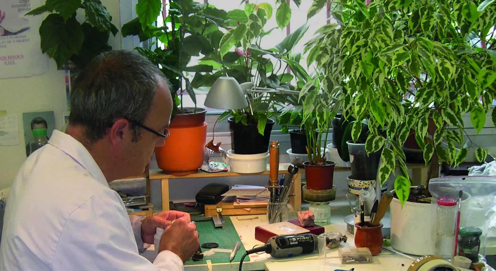 Maquettiste au travail à l’établi — réalisation Maq’Exe