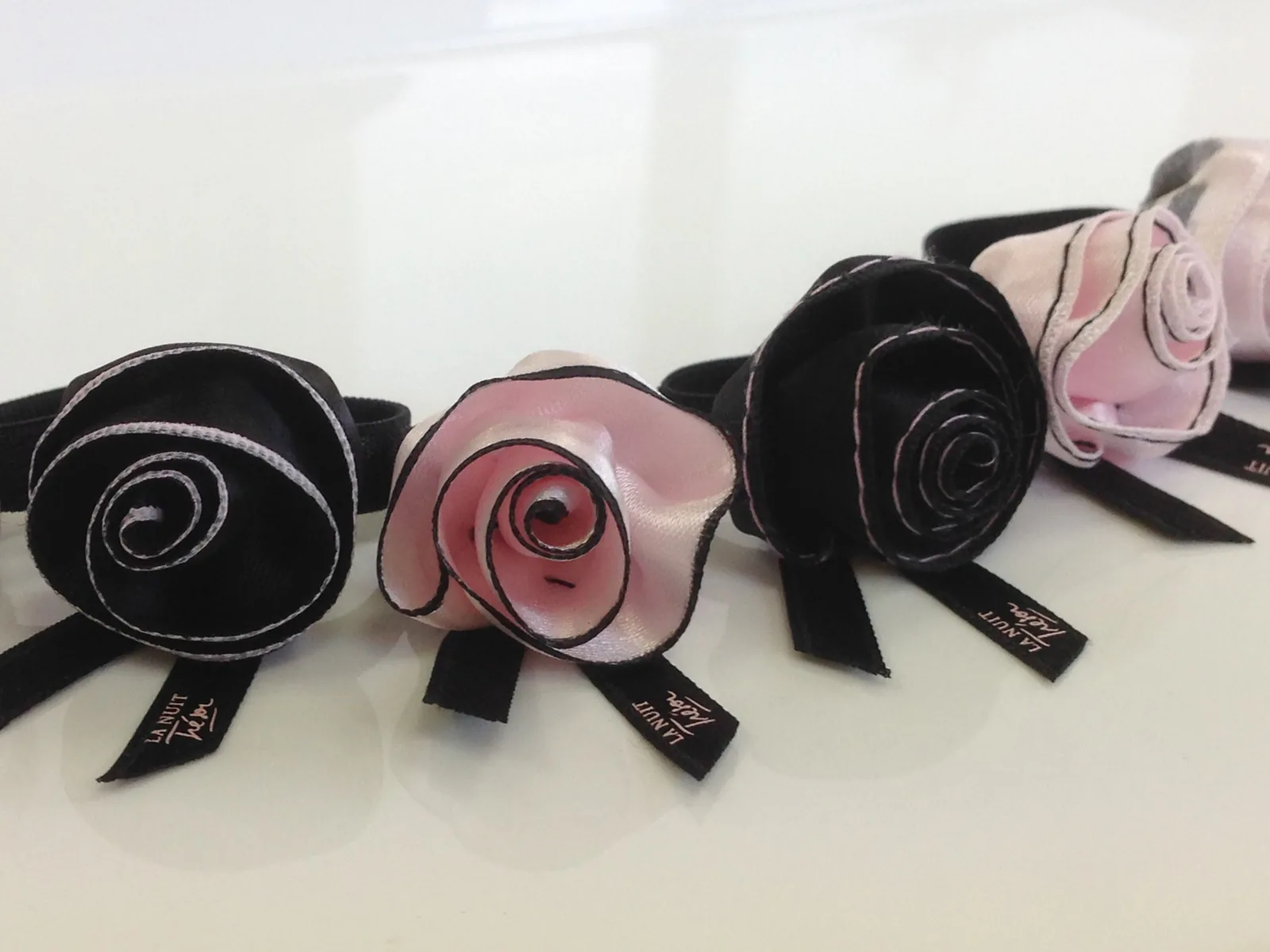 Roses en tissu noir et rose — réalisation Maq’Exe