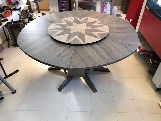 Table en marqueterie — réalisation Maq’Exe