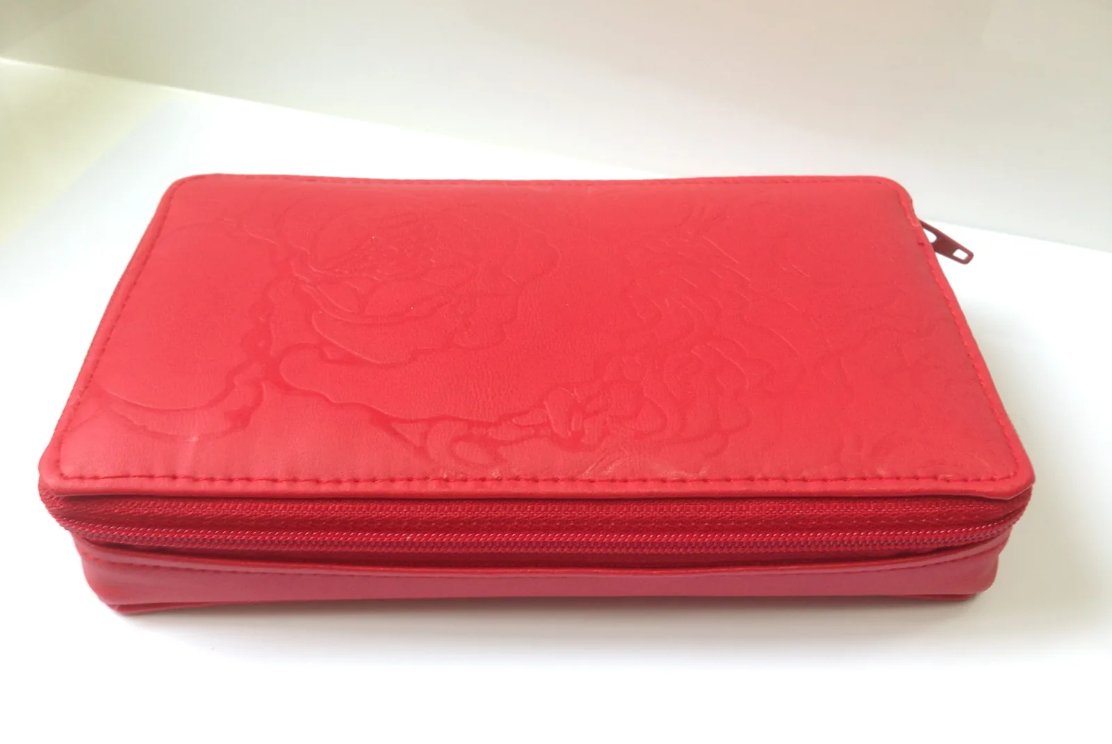 Trousse en simili cuir rouge — réalisation Maq’Exe