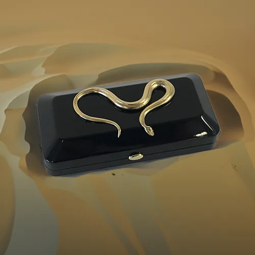 Clutch laquée · Serpent doré — réalisation Maq’Exe